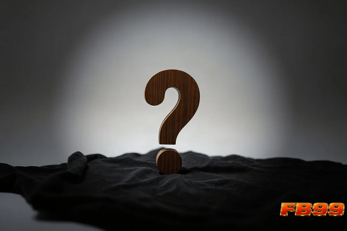 গাঢ় ভেলভেটের উপর কাঠের তৈরি প্রশ্নবোধক চিহ্ন